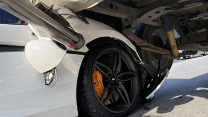 Mega-Crash in Bangkok: Luxus-Sportwagen rammen Pickup und Strommast