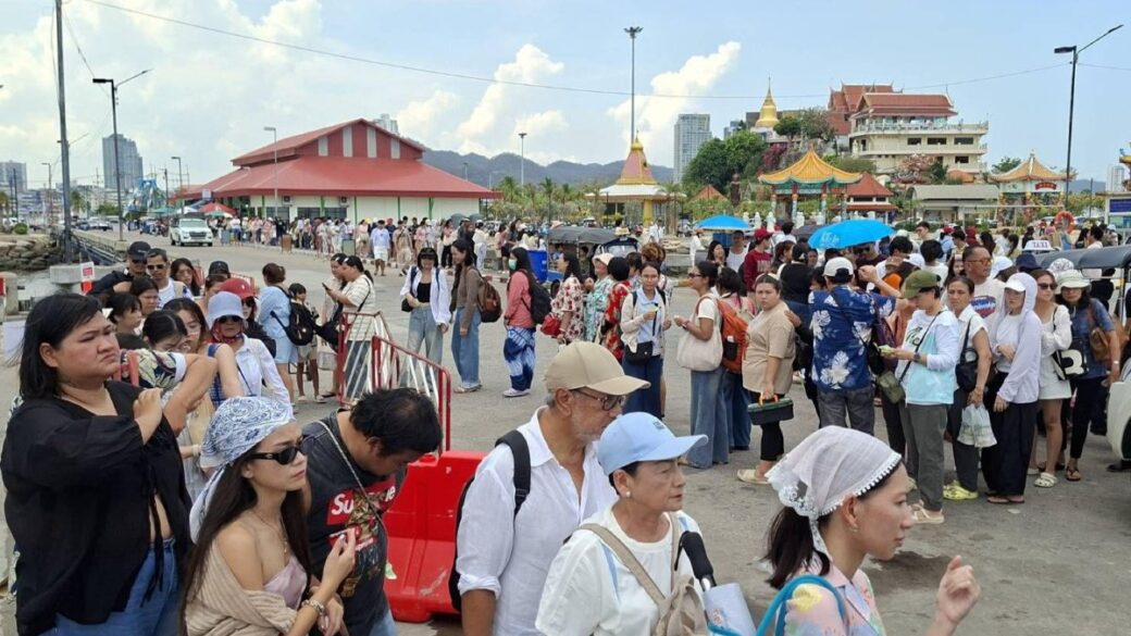 Touristenansturm auf Koh Si Chang: Fähren am Limit
